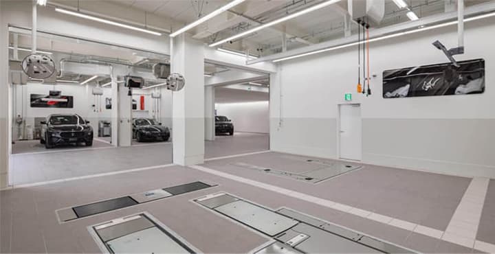 ピット（輸入車ディーラー）